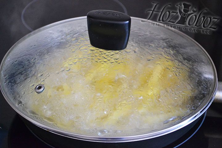 Как только картошка окажется внутри, накрываем сковородку крышкой, убавляем огонь и готовим блюдо в течении 20 минут