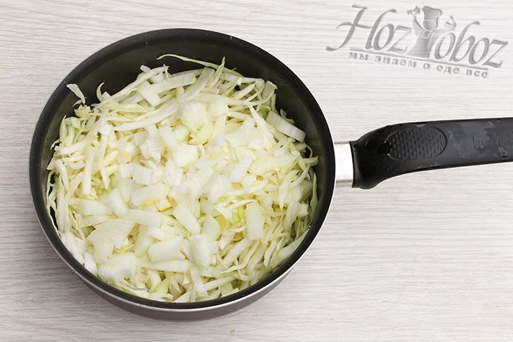 На раскаленной сковороде с растительным маслом обжарим и капусту и лук