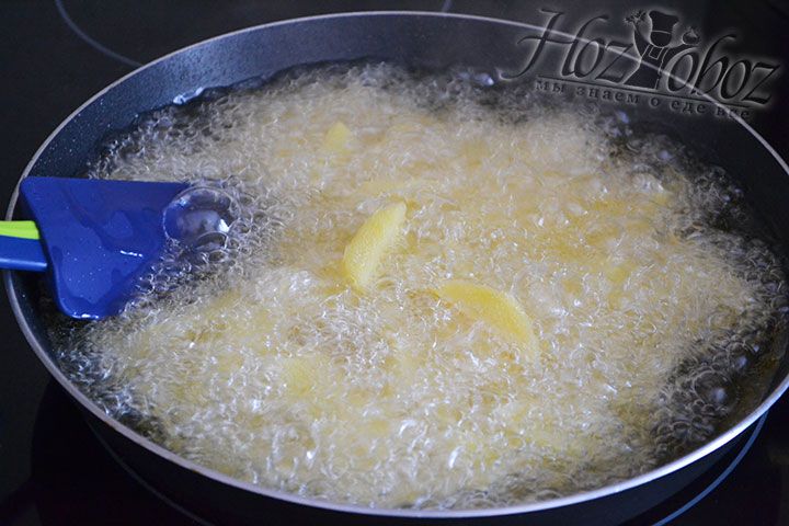 В процессе приготовления откроем сковородку лишь однажды - чтобы аккуратно перемешать картофель с помощью лопатки