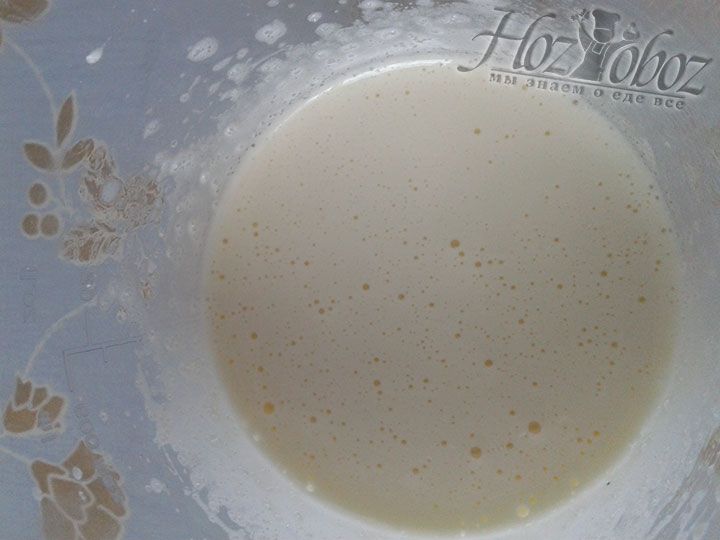 В резульате после соединения медовой и яичной заготовок тесто должно выглядеть как на фото