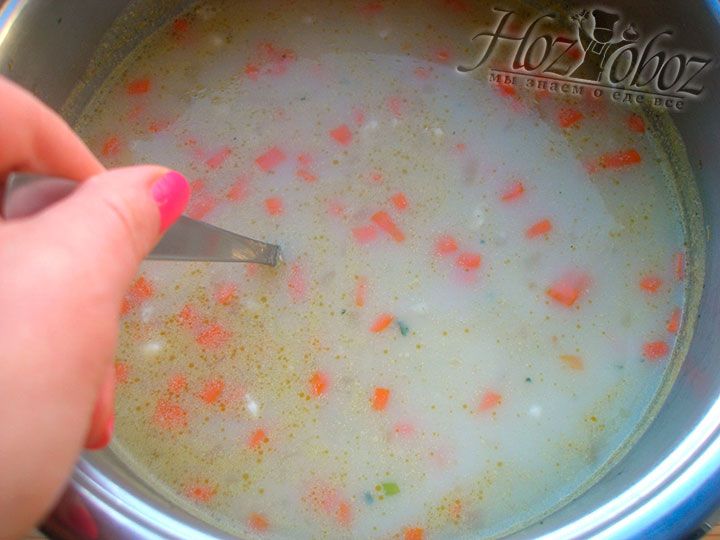 Готовую смесь аккуратно введем в суп все время помешивая его