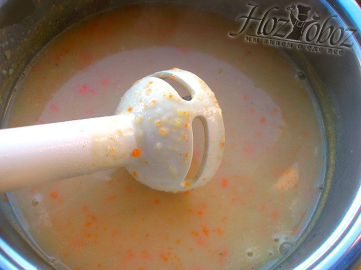 Теперь суп следует приправит по вкусу, а потом снять с огня и превратить в пюре нужной консистенции с помощью блендера