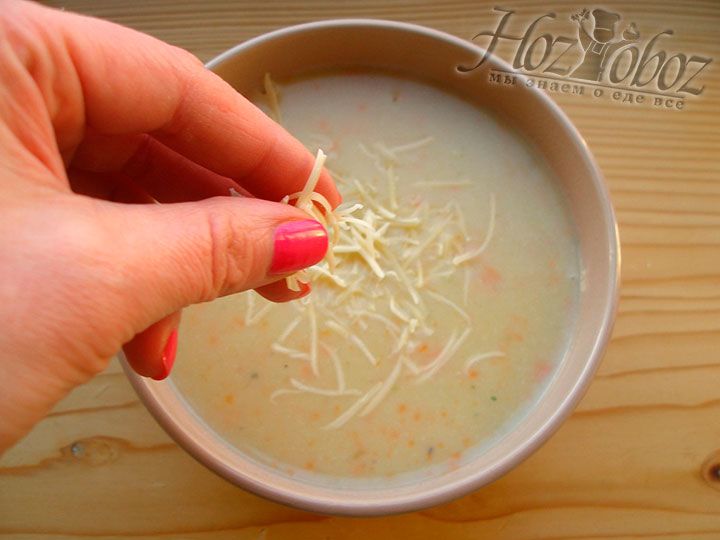 Готовый суп наливаем в пиалки и посыпаем тертым сыром