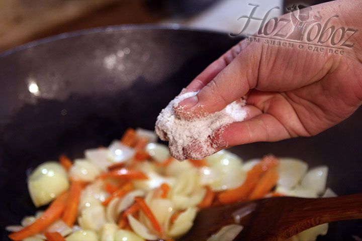 Пассируем лук и морковь с добавлением соли