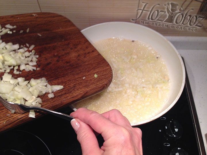 В сковородку с растопленным салом насыпаем измельченный заранее лук