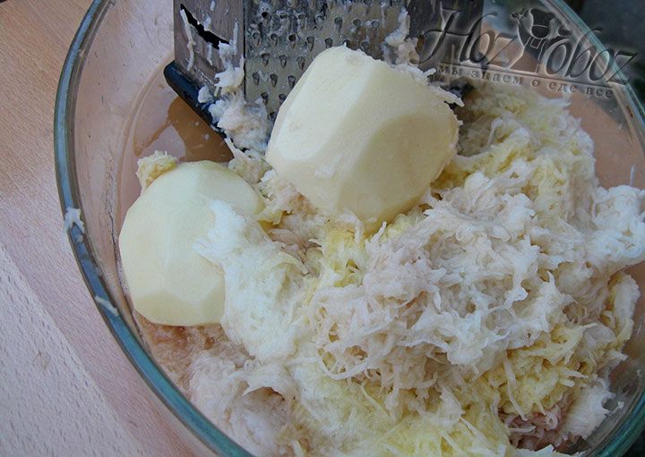 Теперь картошку необходимо натереть, причем сделать это можно разными способами: можно использовать комбайн или терку, как мелкую так и покрупнее