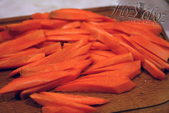 Морковку в соответствии с требованиями этого рецепта следует нарезать крупной соломкой