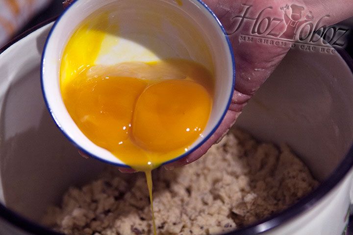 Добавляем яйца и начинаем замешивать песочное тесто
