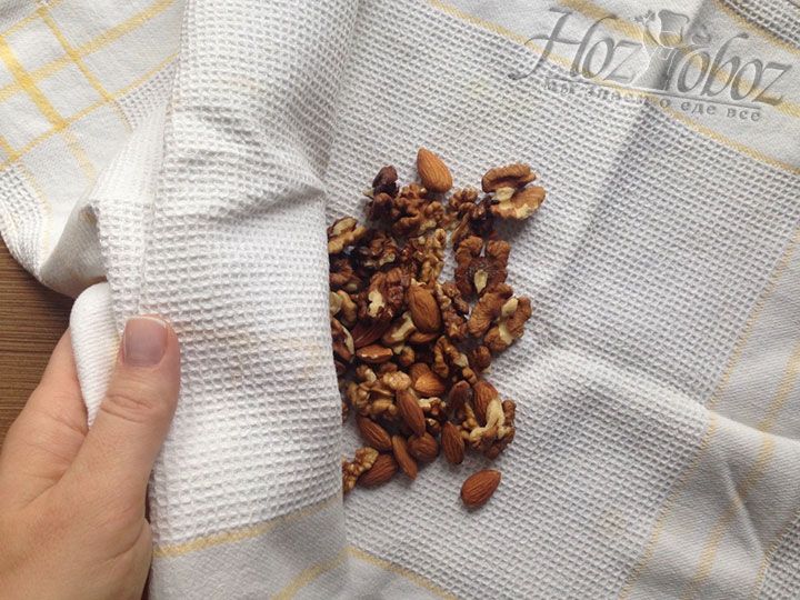 Чтобы измельчить орехи вначале завернем их в полотенце