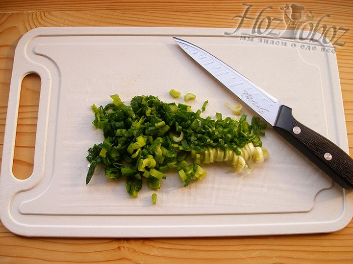 Для салата нам понадобится мелко нарезанный зеленый или репчатый лук. Если используем лук репчатый, предварительно вымачиваем его в кипятке