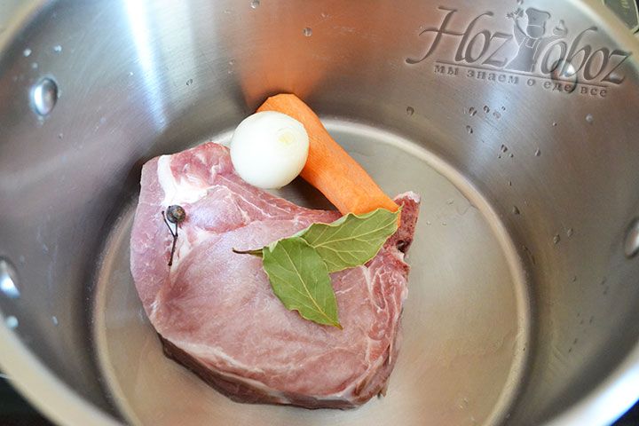Чтобы сварить бульон помещаем в кастрюлю подготовленный кусок свинины и желательно на косточке. Кроме мяса нужно добавить также лавровый лист, луковицу и немного перца