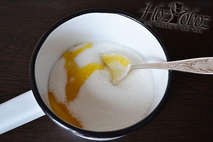 Для сиропа помещаем в кастрюлю мед и когда он растопится добавляем сахарный песок