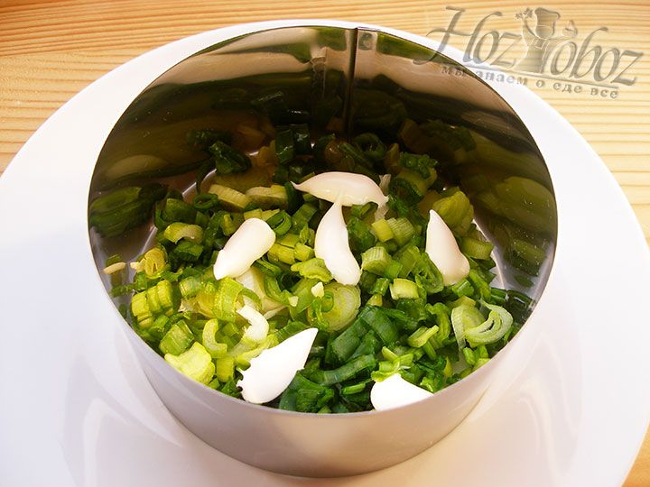 Кольцо для салата помещаем на тарелку и выкладываем в него слой лука