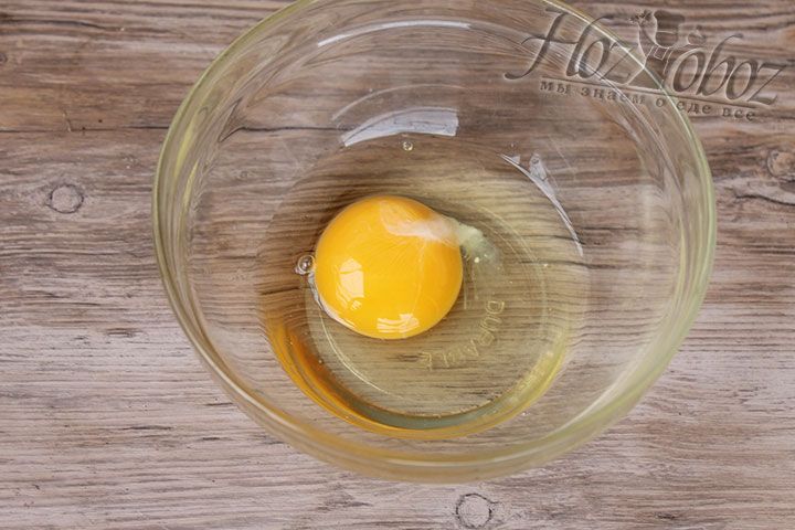 Для фарша приготовим омлет и вначале разобьем в миску одно или два яйца. От их количества будет зависеть толщина бризоля