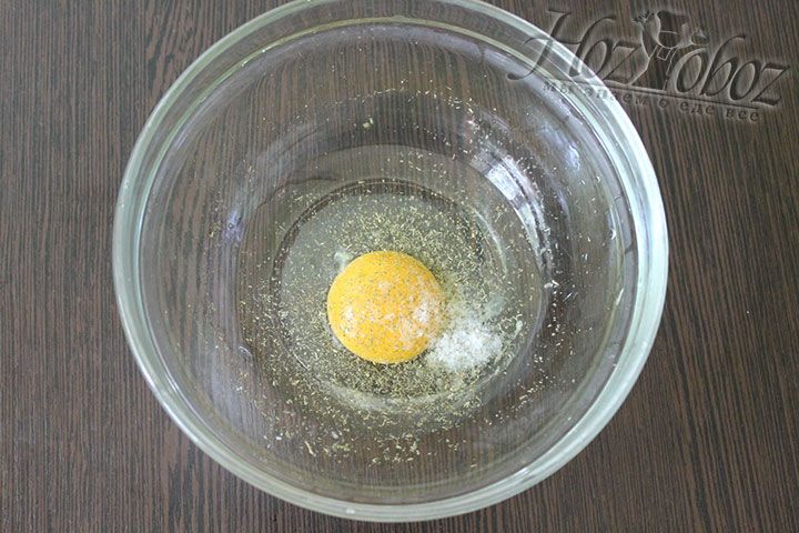 Для теста на 8 пирожков разбиваем в миску куриное яйцо и взбиваем его с солью