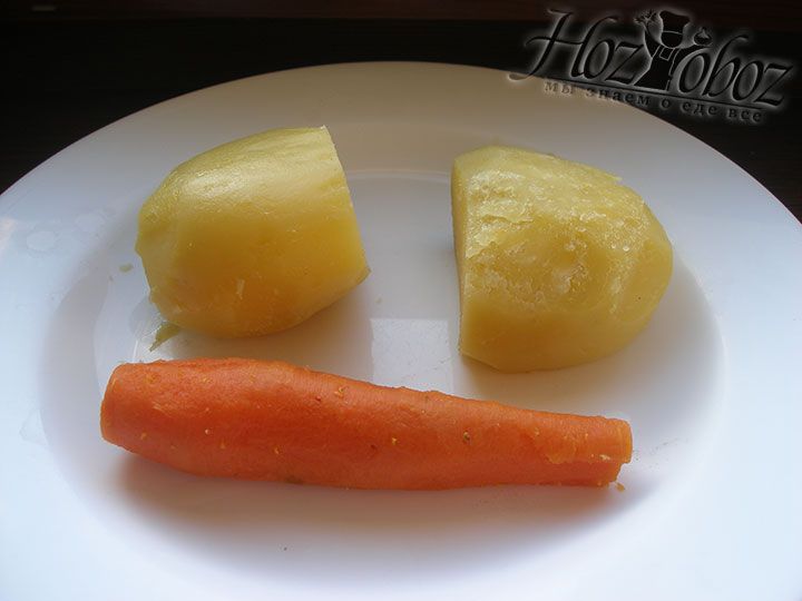 Чистим морковку и картошку