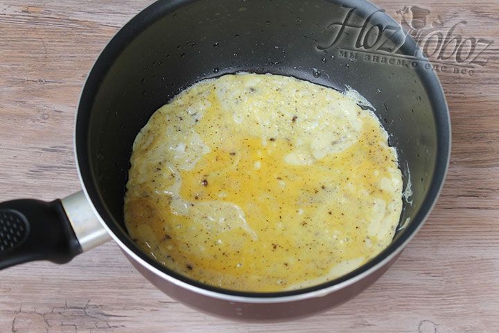 Сковородку разогреваем с растительным маслом, а затем выливаем в нее взбитые яйца. Обжариваем омлет несколько минут так чтобы сверху он остался сыроватым