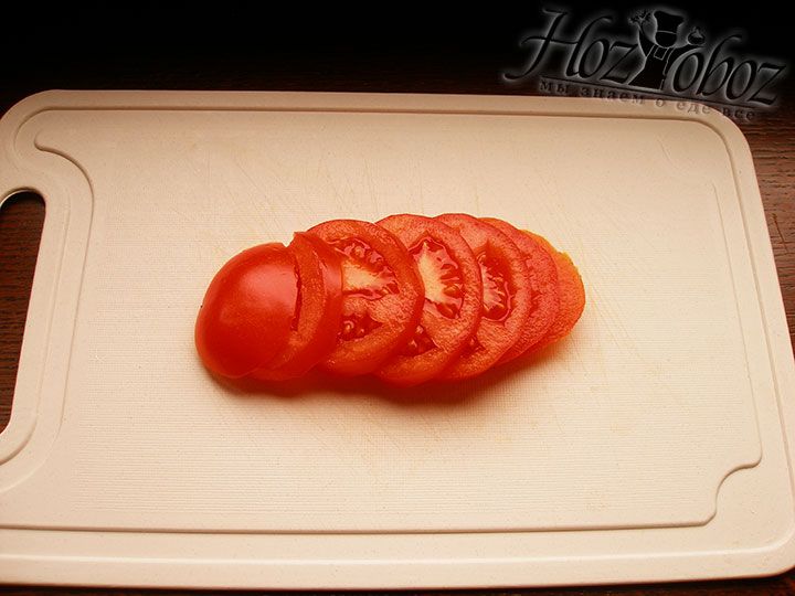 Моем и нарезаем кольцами мясистые томаты
