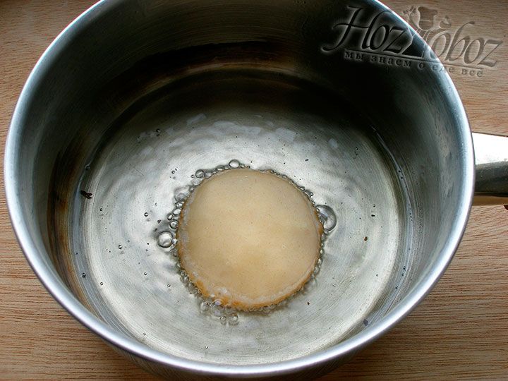 Хорошенько раскаляем в высокой посуде растительное масло и обжариваем в нем пирожки с обеих сторон