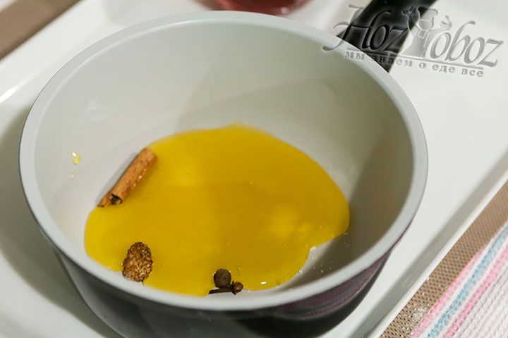 В ковшик с толстым дном заливаем мед и добавляем в него необходимые специй