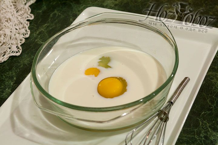 Отдельно смешаем яйца и козье молоко