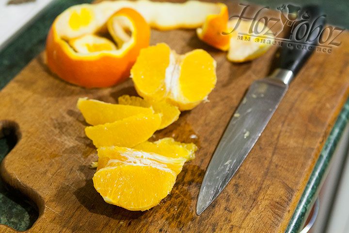 Апельсины очищаем не только от кожуры, но и от белых перегородок