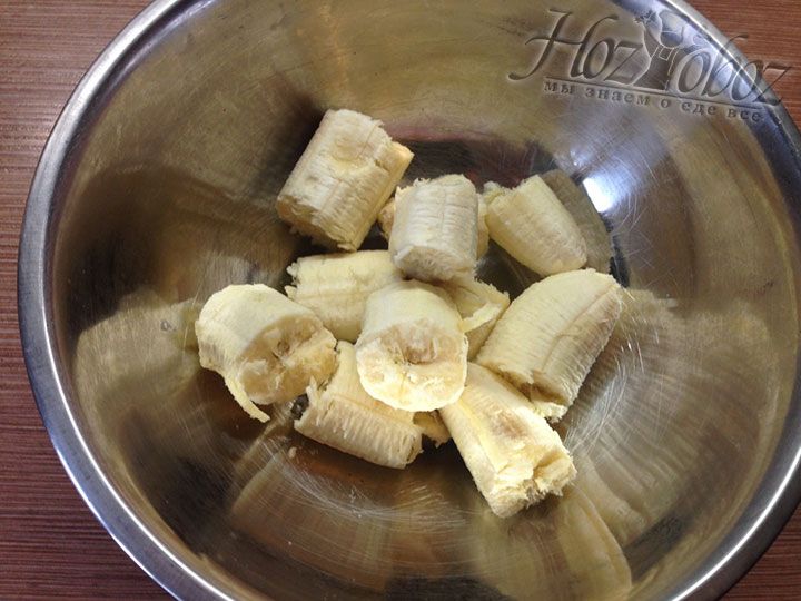 Чистим бананы от кожуры и нарезаем их в отдельную миску