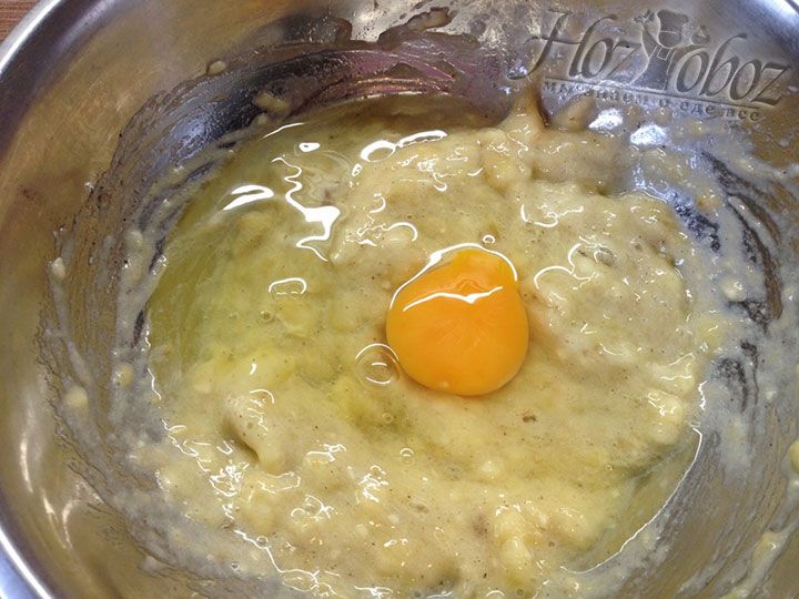 В миску с банановой кашей добавляем куриное яйцо