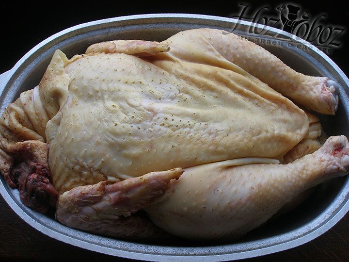 Крупную куриную тушку приобретенную для сегодняшнего блюда следует хорошо вымыть холодной водой, а затем не менее тщательно вытереть насухо