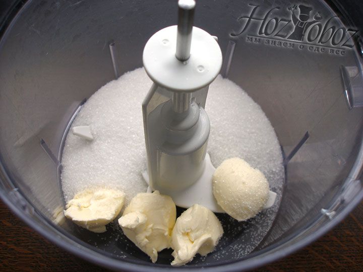 В миску или посуду для блендера помещаем не очень холодное масло и сахарный песок