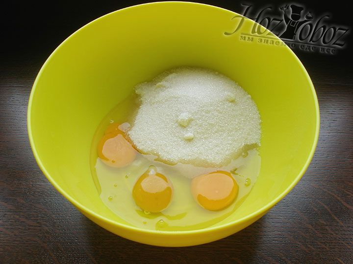 К яйцам досыпаем сахарный песок