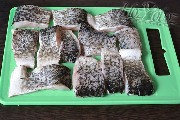 Вначале разделяем рыбу на порционные куски, каждый из которых затем вдоль хребта разрезаем на филе