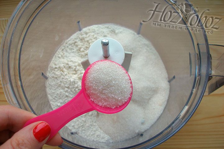 В глубокой посуде смешаем сыпучие ингредиенты: муку, сахар и разрыхлитель для теста соду и соль
