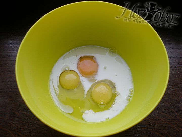 Добавляем в яйца не холодное молоко