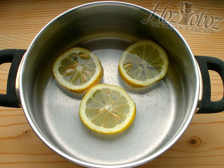 В небольшой ковшик наливаем воду и выдавливаем в нее сок лимона, а затем помещаем и отжатые его кусочки. Лимонную воду кипятим и выкладываем в нее тонкие яблочные ломтики, которые варим около 1 минуты. После снимаем ковшик с огня, накрываем его крышкой и оставляем еще на 2 минуты настояться