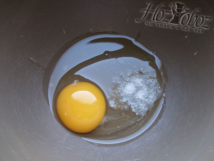 Для теста смешиваем в миске яйца и соль