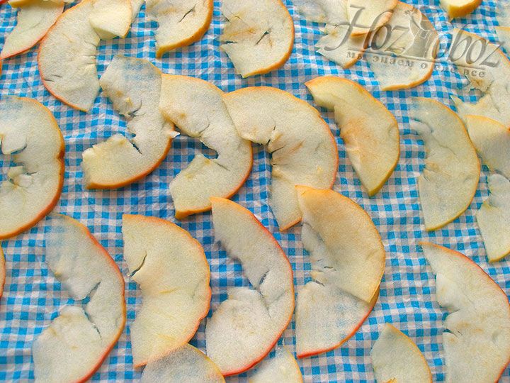 Готовые, уже мягкие кусочки яблок вынем из кастрюли и, чтобы избавится от лишней жидкости, выложим на салфетку до полного остывания
