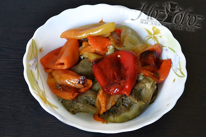 Теперь, когда овощи испеклись, их необходимо охладить и очистить, а потом предложить в миску или салатник