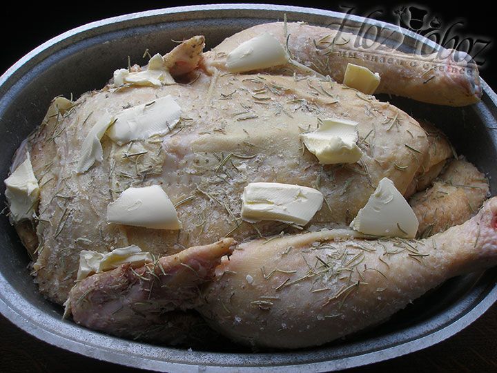 Остальное предусмотренное рецептом сливочное масло выкладываем не курицу сверху и по бокам