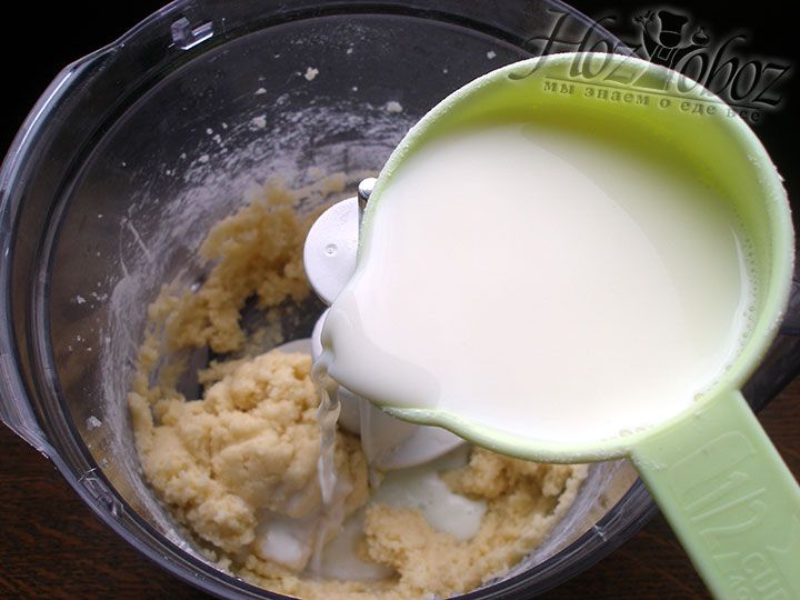 Во время вымешивания теста вливаем в него по немного молоко или не жирные сливки