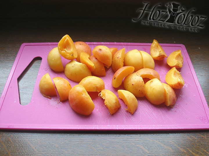 Свежие спелые абрикосы моем и освобождаем от косточек, а затем делим каждую на 4 дольки