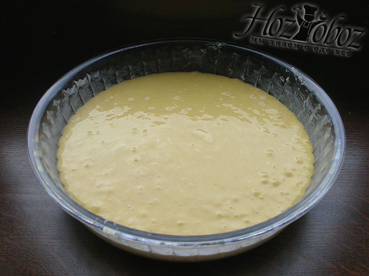 Выливаем тесто в смазанную сливочным маслом форму для выпечки