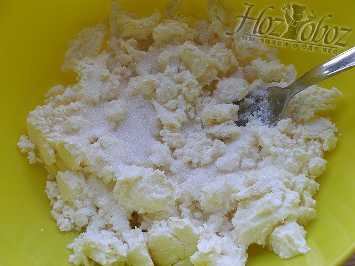 Для творожной начинки помещаем в миску творог и сахарный песок и растираем ингредиенты с помощью вилки