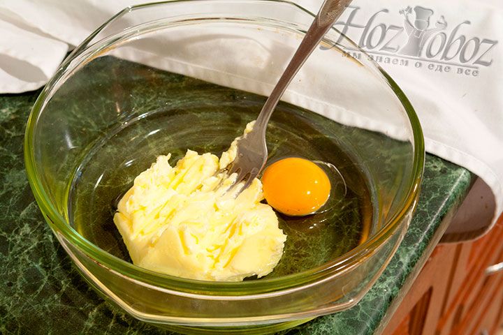 В глубокой посуде соединяем размягченное сливочное масло, желтки и растительное масло
