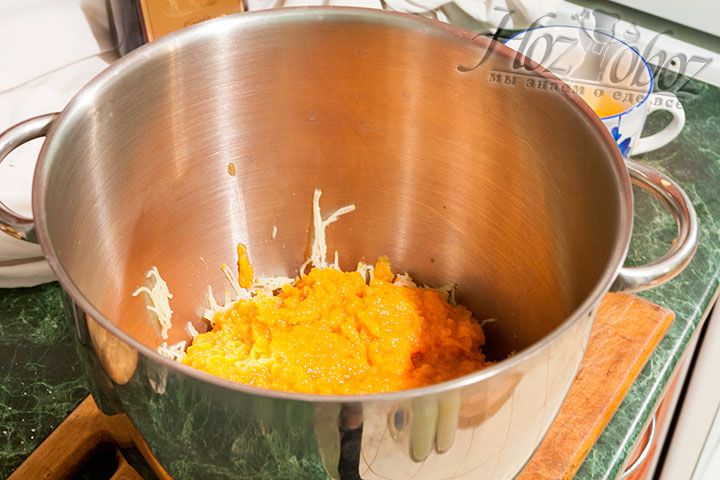 Теперь печеную тыкву и вареную картошку протираем через сито вручную или с помощью комбайна