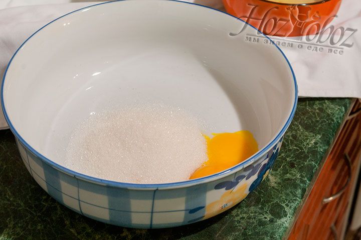 Для начинки соединяем сахар и яичные желтки