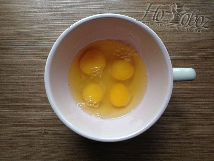 Разбиваем яйца в глубокую посуду