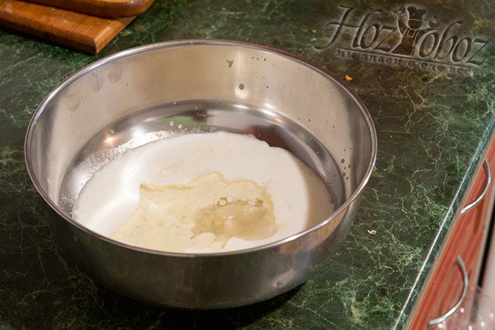 Оставляем начинку остывать и принимаемся за тесто. В миску наливаем йогурт или простоквашу, всыпаем соду, соль, а также добавляем немного растительного масла