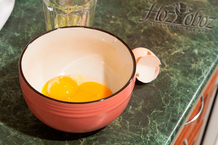 От яиц отделим желтки