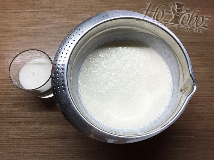 Коржи остывают, а мы готовим крем и используем для этого сливки жирностью не менее 33% и сахарный песок